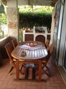 布里亚蒂科Villa sul mare的天井上的木桌和椅子