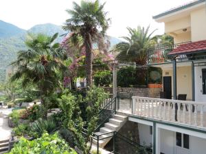 唐吉莫利尼Apartment Capt Seferovic 2的棕榈树房屋的阳台享有风景。
