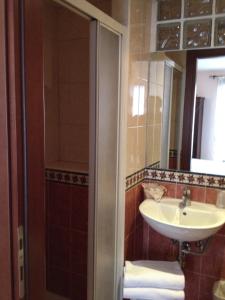 威尼斯洛坎达萨利埃瑞酒店的一间带水槽和镜子的浴室