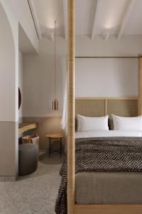 利萨基亚Casa di Pierro的一间卧室配有一张大床和一根柱子