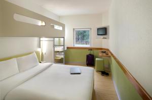坎贝尔敦坎贝尔敦宜必思快捷酒店的卧室配有一张白色大床和电视。