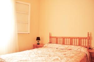 圭马尔港Casita de playa的一间卧室设有一张床和一个窗口