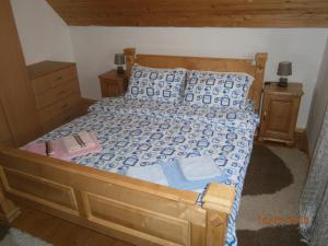 扎布利亚克Wolf Apartment的一间卧室配有一张带蓝色和白色床单的木床。