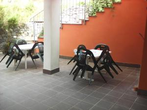 贝韦里诺卡萨利诺农家乐的庭院里一组桌椅