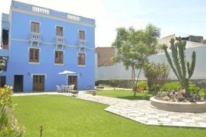 阿雷基帕梅塞德斯旅馆的蓝色的建筑,前面有一个花园