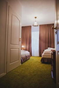 卢宾Villa Cuprum的带两张床和一扇开放式门的房间