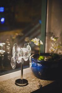 卢宾Villa Cuprum的花瓶旁边的桌子上的一个玻璃蜡烛架