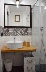 罗马Damiva的一间带水槽和玻璃淋浴的浴室