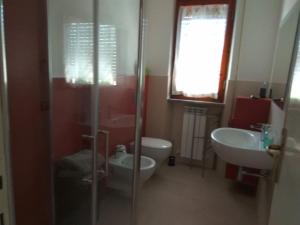 彼得拉桑塔Casa del Nonno的带淋浴、卫生间和盥洗盆的浴室
