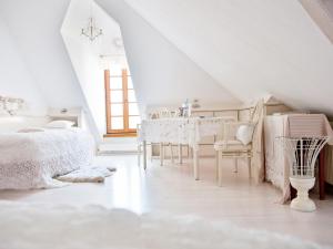 拉斯特Mooslechners Rusterhof的白色的卧室配有白色的桌椅