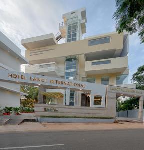 纳盖科伊尔Hotel Lance International的一座拥有酒店国际车道的大型建筑