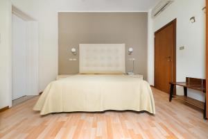 卡托利卡贝尔索吉奥诺酒店的一间卧室配有一张黄色毯子床