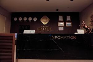 首尔钻石酒店的墙上挂有时钟的酒店展览