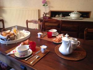 蒙帕齐耶Les Fleurs的一张桌子,包括茶和羊角面包