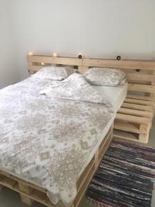 采西斯Piebalgas street apartment in Cesis的一张木架床和枕头