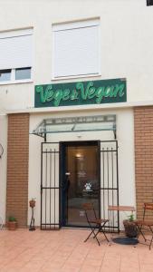 诺维萨德Vege & Vegan Restaurant and Accommodation的带有读素食者标志的商店
