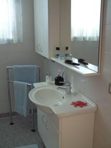 瓦尔道拉Residence Hofer的白色的浴室设有水槽和镜子