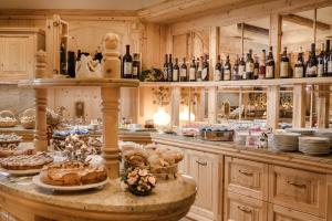 摩德纳迪-坎皮格里奥浪漫广场体育酒店的厨房里装满了葡萄酒