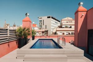 巴塞罗那阿莱4* 公寓式酒店的建筑物屋顶上的游泳池