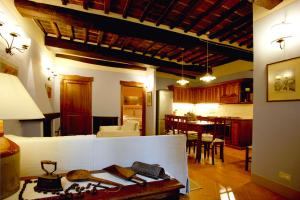 特拉西梅诺湖畔帕西尼亚诺casa vacanze passignano的一间带白色沙发的客厅和一间厨房