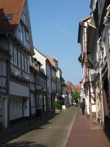 哈默尔恩Ferienwohnung Janus Altstadt-Hameln Haus 2 inklusive Parkplatz - mit und ohne Terrasse oder Loggia的一座有建筑的城市里空荡荡的街道