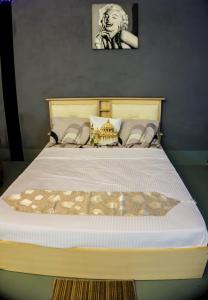 怡保Ipoh Boutique Stay的卧室配有一张带白色棉被的大床