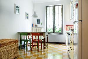 切尔诺比奥Little Garden House的厨房配有桌椅和冰箱。