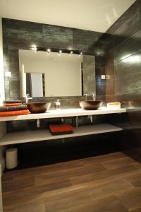 帕雷·勒·毛尼尔Le clos des etoiles的浴室设有2个水槽和镜子