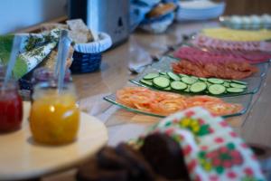 霍费德冰川世界 - 霍费尔住宿加早餐旅馆的餐桌上摆放着食物和饮料