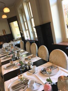 哈瑟尔特萨派瑞斯魅力别墅酒店的椅子房间里一排桌子