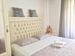 卡瓦拉Sweet Rooms Kavala的一间卧室配有一张带白色床头板的床