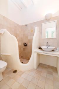 提诺斯安西娅酒店的一间带卫生间和水槽的浴室