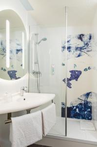 沙朗通勒蓬巴黎博泰赛宜必思快捷酒店的带淋浴和盥洗盆的浴室