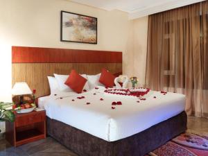 科威特莎米亚贝斯特韦斯特PLUS酒店的一间卧室配有一张玫瑰花大床