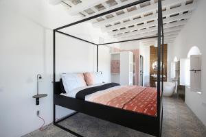 贝赫尔-德拉弗龙特拉Casa Bonhomía的一间卧室配有一张带玻璃天篷的床