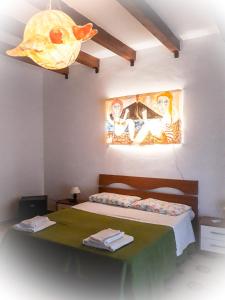 弗卡诺Villa il Glicine的一间卧室配有一张壁画床