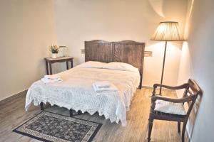 布拉恰诺阿歌瑞豪斯乡村民宿的一间卧室配有一张带桌子和椅子的床