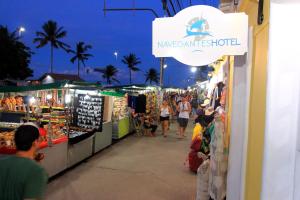 塞古罗港Navegantes Hotel的一群人晚上在市场里散步