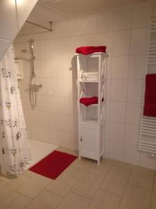 比斯平根Ferienhaus Wahlers的带淋浴的浴室以及带毛巾的白色架子。