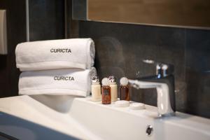 克尔克CURICTA Design Apartments的浴室水槽和毛巾