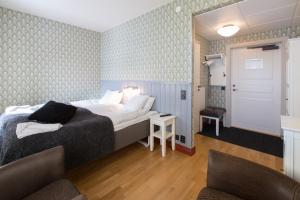 VemdalsskaletHovde Hotell的酒店客房,配有床和镜子