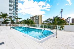 劳德代尔堡Departamento en Tiffany House Fort Lauderdale beach Miami的建筑物屋顶上的游泳池