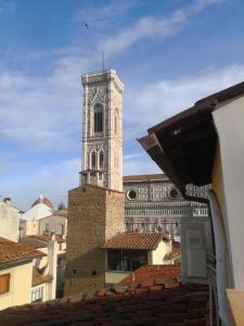 佛罗伦萨Santaelisabettafirenze1的一座城市中带有钟楼建筑