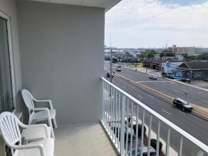 大洋城Beachcomber Motel的阳台配有两把椅子,享有高速公路的景致。