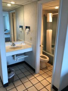 大洋城Beachcomber Motel的一间带水槽和卫生间的浴室