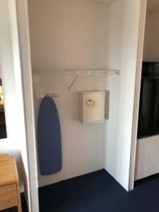 大洋城Beachcomber Motel的浴室设有蓝色盖子和卫生间