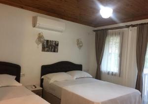 梅苏迪耶镇Aydeniz Otel的一间卧室设有两张床和窗户。