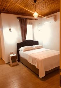 梅苏迪耶镇Aydeniz Otel的卧室配有白色的床和窗户