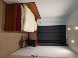 戈赫Hostel Gästehaus zum Padre的小房间设有一张天花板上的床铺