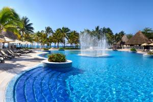 西普哈加泰罗尼亚皇家图卢姆海滩Spa度假村 - 仅限成人 - 全包的度假村内带喷泉的游泳池